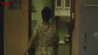 مراهق جامح يضرب أمه السمراء المثيرة بقسوة في فيلم إباحي صريح