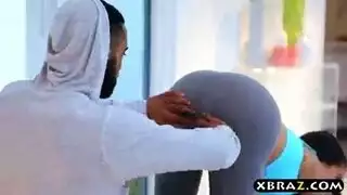 شبيهة كيم كارداشيان تُنزع عنها بنطلون اليوجا الضيق أثناء النيك