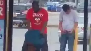 لقاء عام: رجل أسمر وفتاة عاهرة يمارسان الجنس في المحطة