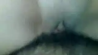 فرج عريض جدًا مملوء بقضيب صلب وخصيتين متأرجحتين