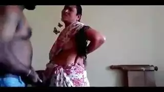 امرأة أكبر سناً يائسة تأخذ شاباً قوياً ضخماً إلى السرير