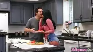 خيال المطبخ: طبخ، جنس فموي، وضربات جنسية قاسية