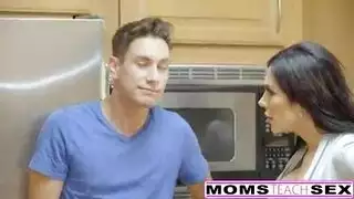 شقراء تتعرض لعملية جنسية ثنائية من عشيقها وزوجة أبيها في علاقة ثلاثية صريحة