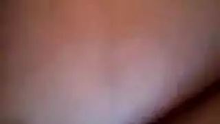 فرج امرأة ناضجة يتم تحفيزه حتى النشوة في مقطع صريح