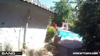 شرطي يمارس الجنس مع زوجة متزوجة وحيدة مرتدياً زيه الرسمي بعد مساعدتها