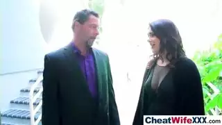 ربة منزل فاجرة تمارس الجنس مع السباك المفتول أثناء غياب الزوج