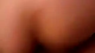 تحدّ التعري يؤدي إلى مشهد صريح للعب بالأصابع في الشرج