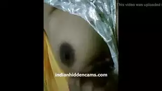 نساء ذوات أثداء بلاستيكية في جلسة جنس صريحة مع رضاعة