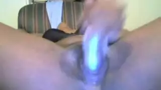 الفتيات السمراوات يغوين جارتهن الجديدة في مثلية ثلاثية مثيرة