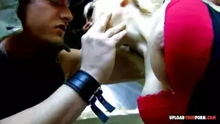 آفا آدامز الشقراء المثيرة تثير الشهوة بفستانها الأخضر الضيق قبل ممارسة الجنس في الفندق