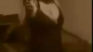 ستريبتيز في غرفة النوم لقحبة بقميص نوم أحمر لعشيقها بورن منزلي صريح