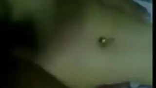 طالبة مراهقة تئن بينما تحصل على جنس بأسلوب أفلام إباحية عنيفة