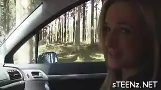 جنس فموي في المقعد الخلفي يؤدي إلى جماع خشن في السيارة