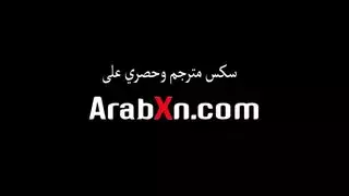 الام في المطبخ يساعدها الابن مترجم