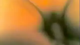 أنجي المطيعة تصرخ بينما يملأ السائل المنوي مهبلها