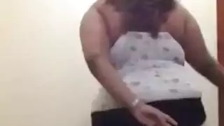 رقصة نقاب حارّة: تطحن وتهز كل شيء لجمهور مثار