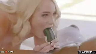 حبيبة خائنة تتعرض للضرب بزب رئيسها الأسود الكبير المنتصب