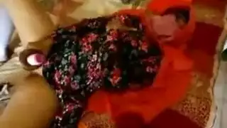 محجبة تحصل على طيزها الضيق وهي تنيك من الخلف