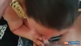 سيدة مثيرة تمص بقوة وتلعق قضيبًا سمينًا