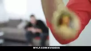 فتاة المستشفى المثيرة تعطي جنس ثدي فاضح في مشهد إكس إكس إكس