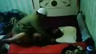 كاميرا تجسس تلتقط الأب الملتحي ينيكها وقوفاً بقوة