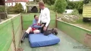 ميلف ألمانية تأخذ قضيب مزارع قاسي في الحظيرة