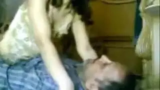 بناء عضلي يأخذها من الخلف بقوة