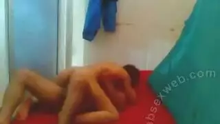 أفلام إباحية لعامل النظافة: لقاء فوضوي في غرفة التخزين