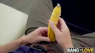 أم مثيرة تظهر ثدييها الكبيرين لإثارة ابنها لمشهد جنسي