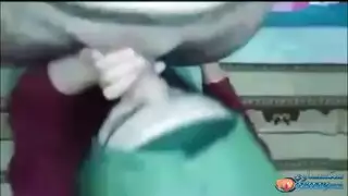 جنس فموي صريح: فتاة عربية محجبة في حالة شبق