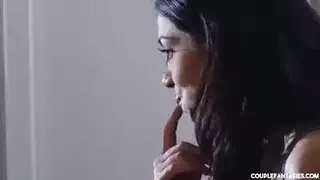 مهرجان جنسي مفتوح: رجل وامرأتان يندمجون في علاقة ثلاثية جامحة