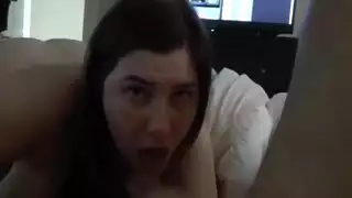 نجمات البورن في وضعية الكلبة: تميل للأمام مع ثدييها الكبيرين المعلقان