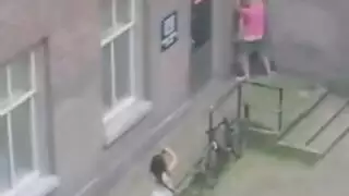 تم تصويره: ممارسة الجنس في الخارج في المدينة