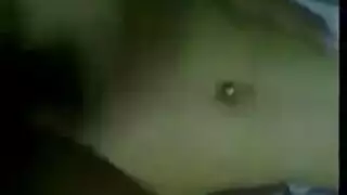 تلميذة شابة تمتلئ مهبلها الضيق بعد خلع الزي المدرسي