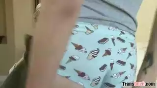 جليسة أطفال عابرة جنسياً تشتهي النيك والبلع لأجل المال