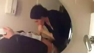 شرموطة تختنق من القضيب السميم في ذروة الشهوة