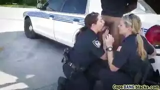 إعتقال في زقاق: شرطية فاتنة تبلع عميق وتركب قضبان سوداء ضخمة