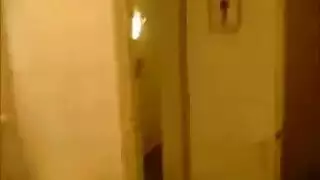 عاهرة عربية منحنية تحب أن تمتلئ بقضيبين أسودين