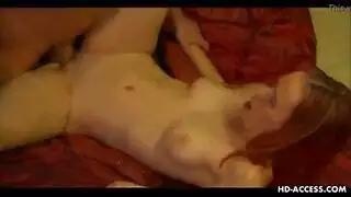 شقراء حمراء تمص قضيبي بعمق ثم تركب عليه بوضعية رعاة البقر العكسية بإثارة