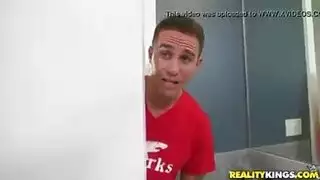 أليكسيس فوكس تصرخ من المتعة بينما صديقتها تحفر في كسها