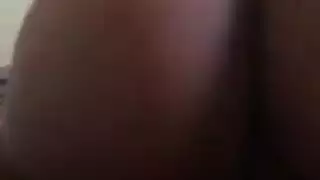 مراهقة سمراء تتعرض لضربات قوية أمام الكاميرا