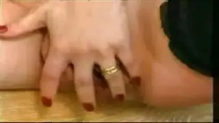 غريبة وقحة تركع لخدمة قضيب كبير وقاس