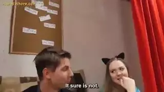 العاهرة لا تستطيع الانتظار لمص وممارسة الجنس مع شابين في العمل