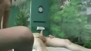 مستوى متطرف في حمام عام: زوجان يمارسان الجنس في الكابينة