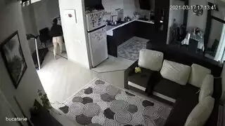 تخلع ملابسها لايف