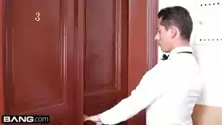 الجرعة اليومية للعاهرة الشقراء: حركة سحاقية صريحة مع جارتها الشهوانية