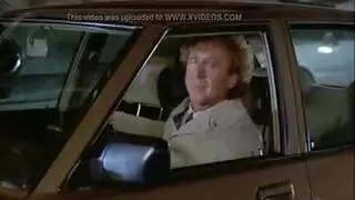 خادمة حمراء دائمًا مستعدة لقضيب العميل وسائله المنوي