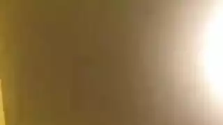 لاتينا حارة تركع لأخذ عمود سميك في حلقها