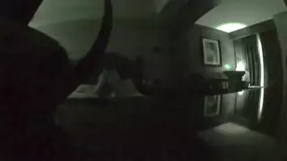 علاقة جار متسلل: ربة منزل ساخنة تخون مع الجار المجاور