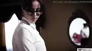 الام المثيرة تتجسس على ابنها ابو زب كبير